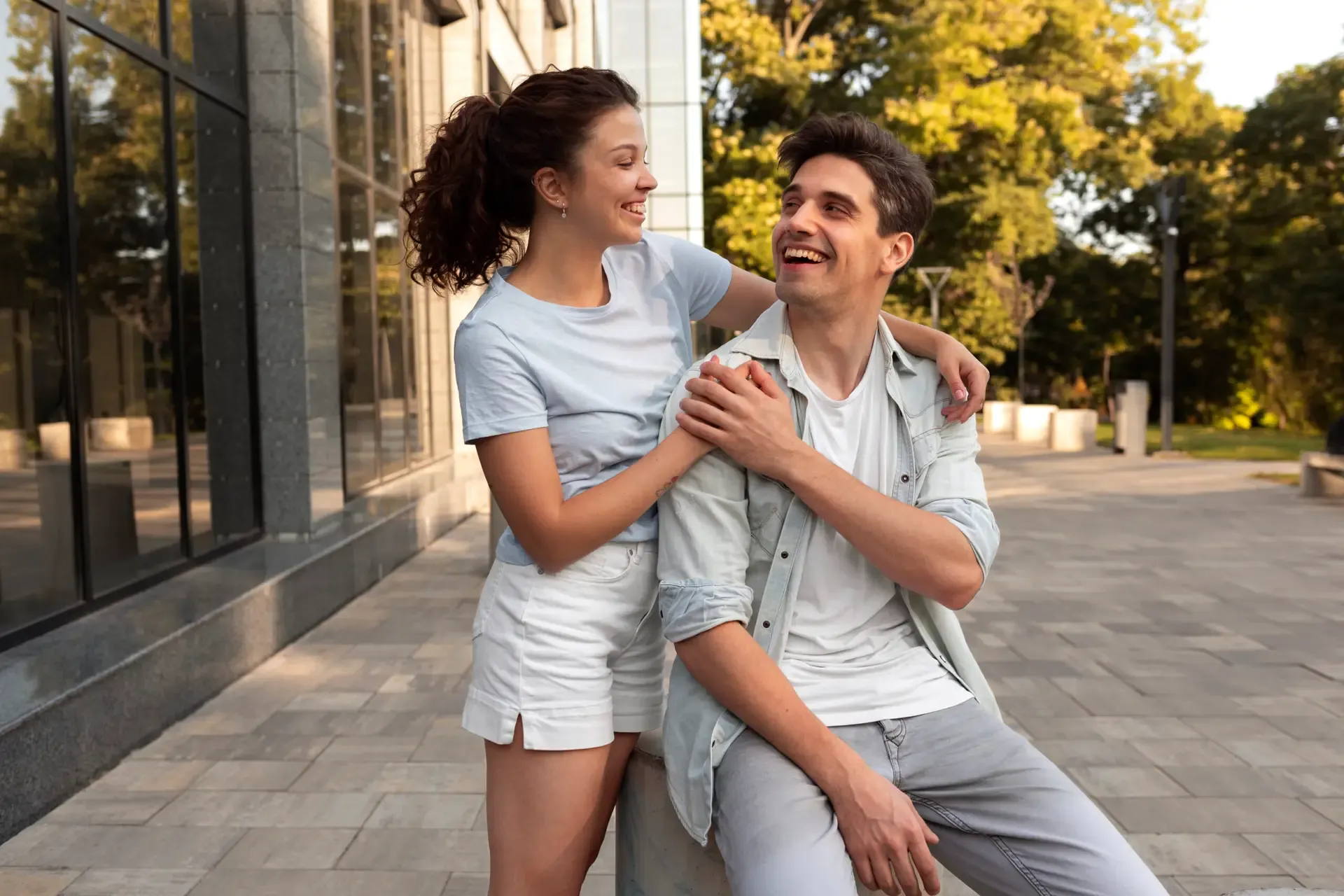 Pareja disfrutando al aire libre, ejemplo de uso habitual del seguro de salud