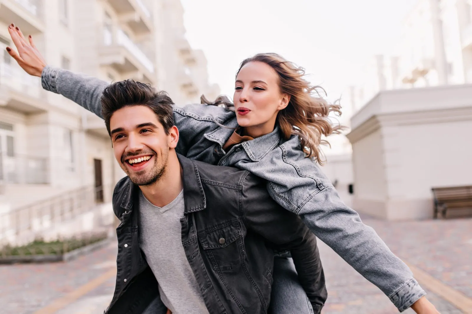Familia paseando al aire libre, perfil habitual de seguro de salud para particulares