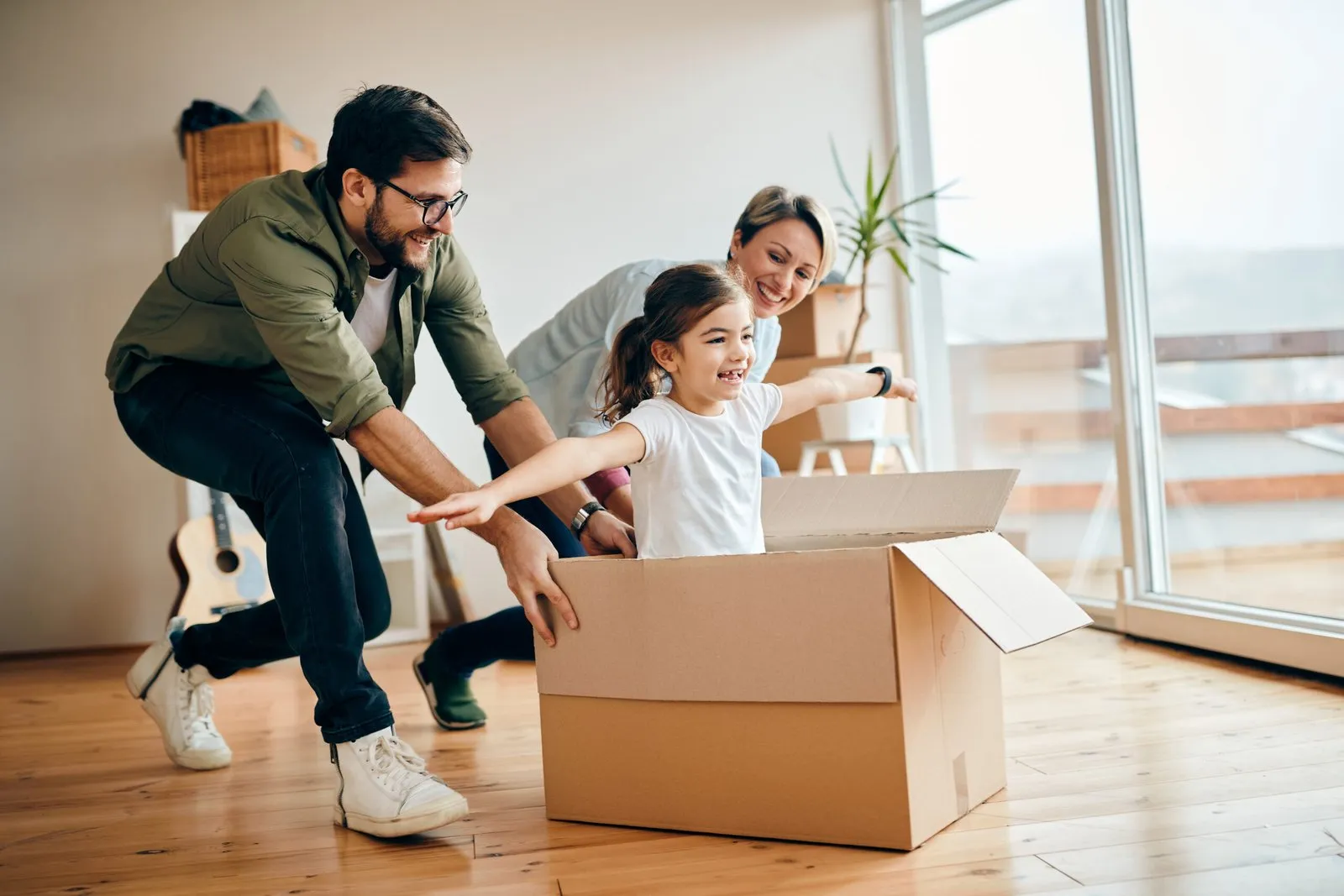 Familia trasladándose a una nueva vivienda