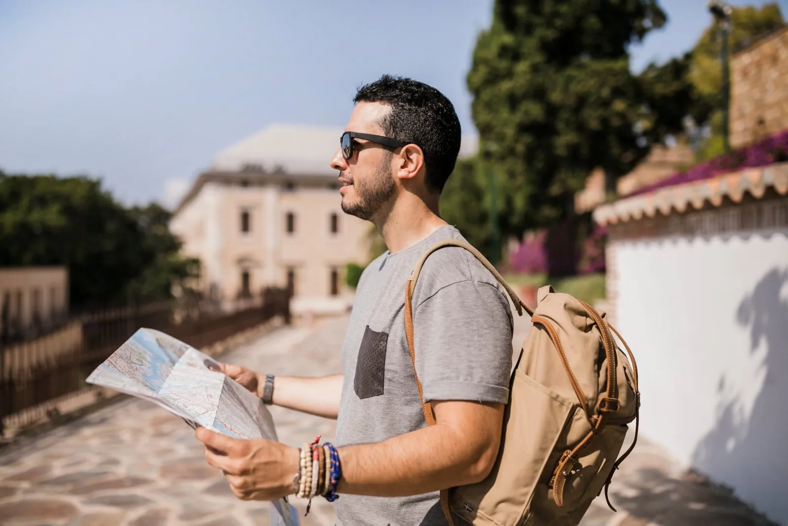 Turista con mapa para seguro médico de visado