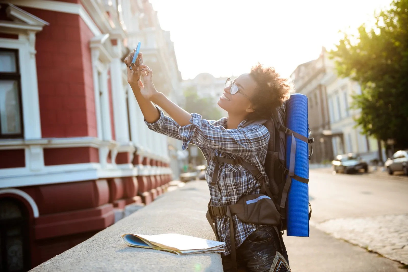 Estudiante internacional con mochila haciendo un selfie